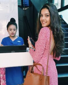 Ashrita Shetty Instagram - Lovely lady giving me the side eye for my random posing 👀💁🏻‍♀️