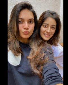 Ashrita Shetty Instagram - 👯‍♀️🤍🖤 @shreyasingh1811