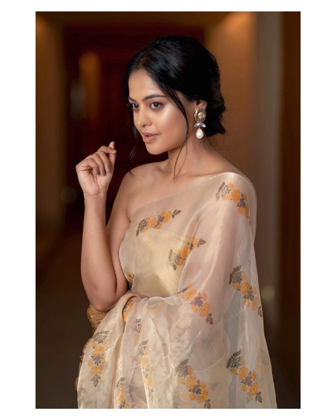 Actress Bindu Madhavi HD Photos and Wallpapers March 2020 - Gethu Cinema