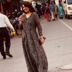 Charmy Kaur Instagram - Perks of feeling the freedom of mumbai 👉🏻‘ EATING ROADSIDE ICE CREAM N JUMPING N LAUGHING ON THE LOCAL STREETS ‘ 😄😄😄😄😄😄