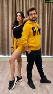 Deepti Sati Instagram - One dance….. for one last time 😆 with @neeravbavlecha 🥰
Don’t hate on us ✌🏻
Special thanks @tannasweta 💕
.
.
.
#reels #reelsinstagram #instagood #instadaily #onedance #trending #hadto #dance #feels #sunday #feelkaroreelkaro #feelitreelit
