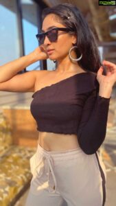 Deepti Sati Instagram - This Sunday It’s up n it’s up n it’s up ✌🏻
Location - @rootscafe9 
.
.
.
#up #cardib #trending #followingthetrend #dance #reelsofinstagram #feelitreelit #dancemakesmehappy