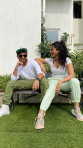 Deepti Sati Instagram - Grooving to this groovy tune this Sunday with my groovy partner @neeravbavlecha 😬
Thanks Dop @menonshruthi_b 🤗
#latebutnottoolate #manikemagehithe #groovy #dance #reels #reelsinstagram #reelitfeelit