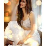 Eshanya Maheshwari Instagram - ”I am wishing that the bright lights of Diwali guide you through your way out of every streak of trials in this life..!! ✨✨✨ HAPPY DIWALI TO ALL OF YOU 🤗 #happydiwali #diwali #diwalivibes #diwalihappiness #wishes #lights #life #positivevibes #grateful #gratitude #blessed Photographer- @mahendra_rd