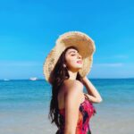 Eshanya Maheshwari Instagram - WHEREVER YOU GO IT BECOMES PART OF YOU SOMEHOW. 😍 #magicofnature🌊 #instatravel #travelblogger #thailand #pattaya #monkeybeach Pattaya Beach, Thailand.