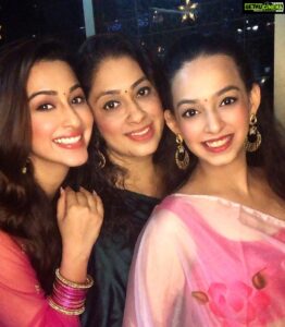 Eshanya Maheshwari Instagram - HAPPY DIWALI 🪔✨😇

May the light of the diyas
 guide you on the way to happiness and success. 
Stay safe, and say no to crackers Happy Diwali to you and  family! 🪔 ♥️
.
.
#happydiwali #diwali2020 
#festiveseason #festival #indiantradition #family #friends #diwalivibes✨