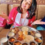 Hariprriya Instagram - ‪In #Ahmedabad 😍 this vacation starts with an amazing yummy #Gujarati thaali 😍❤️ Puranpoli was my favourite 😬🤩‬