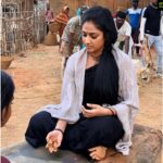 Hariprriya Instagram – Feeling nostalgic playing 5 stones on the sets of #Bichchugathi 🤩 #childhoodmemories 😍😍 Have you guys played this game like me? Share your best memory with me in the comments below 🥰

#Bichchugathi in theaters from 28th Feb 🤩