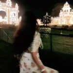 Harshika Poonacha Instagram - ನನ್ನ ಜೊತೆ ನನ್ನ ಬೆನ್ನೆಲುಬಾಗಿ ನಿಂತಿರುವ ನನ್ನ ಪ್ರೀತಿಯ ಕನ್ನಡಿಗರಿಗೆ ದಸರಾ ಹಬ್ಬದ ಹಾರ್ದಿಕ ಶುಭಾಶಯಗಳು 🙏❤️🥰 #smilingqueenharshika #harshikapoonacha Mysore Palace