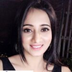 Harshika Poonacha Instagram - #Repost @harshikapoonacha with @get_repost ・・・ ನನ್ನಿಂದ ಯಾವ ನಿರ್ಮಾಪಕರು ಕಣ್ಣೀರು ಹಾಕಿಲ್ಲ. ಹರ್ಷಿಕಾ ಪೂಣಚ್ಛ ಖುಷಿಯಾಗಿದ್ದಾರೆ. ಅವರ ಖುಷಿಗೆ ಕಾರಣ "ಚಾರ್‌ಮಿನಾರ್‌'. ಯಾವ "ಚಾರ್‌ಮಿನಾರ್‌' ಎಂದರೆ ಮಲಯಾಳಂ ಸಿನಿಮಾ ತೋರಿಸಬೇಕು. ಹೌದು, ಮಲಯಾಳಂ "ಚಾರ್‌ಮಿನಾರ್‌' ಚಿತ್ರದಲ್ಲಿ ಹರ್ಷಿಕಾ ನಾಯಕಿಯಾಗಿ ನಟಿಸಿದ್ದು, ಚಿತ್ರ ಬಿಡುಗಡೆಯಾಗಿದೆ. ಹರ್ಷಿಕಾ ನಟನೆಗೆ ಮೆಚ್ಚುಗೆ ಕೂಡಾ ವ್ಯಕ್ತವಾಗಿದೆ. ಈ ಮೂಲಕ ಮತ್ತಷ್ಟು ಅವಕಾಶಗಳು ಮಲಯಾಳಂನಲ್ಲಿ ಬರುತ್ತಿವೆಯಂತೆ. ಮೊದಲ ಮಲಯಾಳಂ ಸಿನಿಮಾವನ್ನು ಹೊಸಬರ ಜೊತೆ ಮಾಡಿದ ಹರ್ಷಿಕಾಗೆ ಎರಡನೇ ಸಿನಿಮಾವನ್ನು ಸ್ಟಾರ್‌ ನಟರ ಜೊತೆ ಮಾಡುವ ಆಸೆ ಇದೆ. ಈ ಮೂಲಕ ಮಲಯಾಳಂ ಚಿತ್ರರಂಗದಲ್ಲಿ ನೆಲೆಯೂರುವ ಕನಸು ಕಾಣುತ್ತಿದ್ದಾರೆ. ಎಲ್ಲಾ ಓಕೆ ಹರ್ಷಿಕಾಗೆ ಕನ್ನಡದಲ್ಲಿ ಅವಕಾಶದ ಕೊರತೆ ಕಾಡುತ್ತಿದೆಯಾ ಎಂದು ನೀವು ಕೇಳಬಹುದು. ಹರ್ಷಿಕಾ ಹೇಳುವಂತೆ ಅವರಿಗೆ ಸಾಕಷ್ಟು ಅವಕಾಶಗಳು ಬರುತ್ತಿವೆ. "ನಾನು ಇವತ್ತೂ ಮನಸ್ಸು ಮಾಡಿದರೂ ನಾಳೆ ನಾಲ್ಕು ಸಿನಿಮಾಗಳನ್ನು ಒಪ್ಪಿಕೊಳ್ಳಬಹುದು. ಆದರೆ, ಮತ್ತೆ ಹೊಸಬರ ಸಿನಿಮಾಗಳನ್ನೇ ಮಾಡಲು ಇಷ್ಟವಿಲ್ಲ. ಒಂದಾ ಕಥೆ ಇಂಪ್ರಸ್‌ ಆಗಬೇಕು ಅಥವಾ ನಿರ್ದೇಶಕ, ನಟ ಆದರೂ ಗುರುತಿಸಿಕೊಂಡಿರುವವರು ಇರಬೇಕು. ಅದು ಬಿಟ್ಟು ಮತ್ತೆ ಮಾಡಿದ್ದನ್ನೇ ಮಾಡಿದರೆ ಅದಕ್ಕೆ ಅರ್ಥವಿರೋದಿಲ್ಲ. ಆ ಕಾರಣದಿಂದ ನನಗೆ ನಾನೇ ಹ್ಯಾಂಡ್‌ ಬ್ರೇಕ್‌ ಹಾಕಿದ್ದೇನೆ. ಸದ್ಯ ಮಲಯಾಳಂ ಚಿತ್ರರಂಗದಲ್ಲಿ ಒಳ್ಳೆಯ ಅವಕಾಶ ಸಿಗುತ್ತಿದೆ' ಎನ್ನುತ್ತಾರೆ ಹರ್ಷಿಕಾ. ಆರಂಭದ ದಿನಗಳಲ್ಲಿ ಹರ್ಷಿಕಾ ಕೂಡಾ ತಪ್ಪು ಹೆಜ್ಜೆ ಇಟ್ಟಂತೆ ಕಂಡುಬರುತ್ತದೆ. ಹರ್ಷಿಕಾ ಹೇಳುವಂತೆ ಆ ತಪ್ಪು ಹೆಜ್ಜೆಯ ಹಿಂದೆ ನಾನಾ ಕಾರಣಗಳಿವೆಯಂತೆ. "ನಾನು ಚಿತ್ರರಂಗಕ್ಕೆ 15 ವರ್ಷದವಳಾಗಿದ್ದಾಗ ಬಂದೆ. ಆ ನಂತರ ಐದು ವರ್ಷ ಎಜುಕೇಶನ್‌ಗಾಗಿ ಗ್ಯಾಪ್‌ ತಗೊಂಡು ಕೆರಿಯರ್‌ ಬಗ್ಗೆ ಹೆಚ್ಚು ಗಮನಹರಿಸಿಲ್ಲ. ಆರು ವರ್ಷಗಳಿಂದ ನಾನು ಸಂಪೂರ್ಣವಾಗಿ ಸಿನಿಮಾ ಕಡೆ ಗಮನಕೊಟ್ಟೆಯಷ್ಟೇ. ಇಲ್ಲಿವರೆಗೆ ಮಾಡಿದ ಯಾವುದೇ ಸಿನಿಮಾಗಳ ಬಗ್ಗೆ ನನಗೆ ಬೇಸರವಿಲ್ಲ. ಎಲ್ಲವನ್ನು ಖುಷಿಯಿಂದಲೇ ಮಾಡಿದ್ದೇನೆ. ಕೆಲವೊಮ್ಮೆ ನಾನು ತಪ್ಪು ಹೆಜ್ಜೆ ಇಟ್ಟೆ, ಯಾವುದೋ ಸಿನಿಮಾ ಒಪ್ಪಿಕೊಂಡೆ ಅನಿಸುತ್ತದೆ. ಆದರೂ ಅದರ ಹಿಂದಿನ ಉದ್ದೇಶ ನನಗೆ ಖುಷಿಕೊಟ್ಟಿದೆ. ನನ್ನ ಮೇಕಪ್‌ ಮ್ಯಾನ್‌ಗಾಗಿಯೂ ನಾನು ಸಿನಿಮಾ ಒಪ್ಪಿಕೊಂಡೆ. ಸತತವಾಗಿ ಸಿನಿಮಾವನ್ನು ನಂಬಿರುವ ಅವರಿಗೆ ನನ್ನ ಸಿನಿಮಾ ಚಿತ್ರೀಕರಣ ಮುಗಿದಾಗ ಮುಂದೇನು ಎಂದು ಬೇಸರಿಸಿಕೊಂಡರು. ಆಗ ಮತ್ತೂಂದು ಸಿನಿಮಾಕ್ಕೆ ಸಹಿ ಮಾಡಿದೆ. ಆ ಮೂಲಕ ಅವರಿಗೆ ಕೆಲಸ ಸಿಕ್ಕಿತು. ಒಂದಂತೂ ಖುಷಿ ಇದೆ. ನಾನು ಯಾರ ಸಹಾಯ ಇಲ್ಲದೇ ಚಿತ್ರರಂಗಕ್ಕೆ ಬಂದವಳು. ಅವಕಾಶಕ್ಕಾಗಿ ಯಾವುದೇ ಅಡ್ಡದಾರಿ ಹಿಡಿದಿಲ್ಲ. ನಂದೇ ಆದ ಗತ್ತಲ್ಲಿ ಬಂದಿದ್ದೀನಿ, ಅದನ್ನೇ ಮುಂದುವರೆಸಿಕೊಂಡು ಹೋಗಿದ್ದೀನಿ. ಅವಕಾಶಕ್ಕಾಗಿ ಯಾರ ಕಾಲಿಗೂ ಬಿದ್ದಿಲ್ಲ. ಅದಕ್ಕಿಂತ ಹೆಚ್ಚಾಗಿ ನನ್ನಿಂದ ಯಾವ ನಿರ್ಮಾಪಕರು ಕಣ್ಣೀರು ಹಾಕಿಲ್ಲ' ಎಂದು ನೇರವಾಗಿ ಹೇಳುತ್ತಾರೆ.