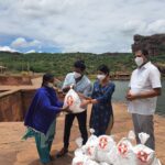 Harshika Poonacha Instagram - @bhuvanamfoundation supports the #Touristguides of our Karnataka’s Historical Heritage #Badami . As there is no tourism since 2 years,These tourist guides have been suffering and @bhuvanamfoundation will always be at their rescue 🙏 ಭುವನಂ ತಂಡದ ಉತ್ತರ ಕರ್ನಾಟಕದ ಉಷಾರ್ ಕೊರೊನ ಜಾಗೃತಿ ಜಾತ್ರೆ ಇವತ್ತು ಬಾಗಲಕೋಟೆ ಜಿಲ್ಲೆಯ ಬಾದಾಮಿ ತಾಲೂಕಿಗೆ ತಲುಪಿದೆ. ಬಾದಾಮಿಯ , ಐಹೊಳೆ ,ಪಟ್ಟದಕಲ್ಲು ಐತಿಹಾಸಿಕ ಸ್ಥಳಗಳಾಗಿರುವುದರಿಂದ ಅಲ್ಲಿಯ ಪ್ರವಾಸಿ ಮಾರ್ಗದರ್ಶಿಗಳು 2 ವರ್ಷದಿಂದ ಕೆಲಸವಿಲ್ಲದೆ ತುಂಬಾನೆ ಕಷ್ಟದಲ್ಲಿದ್ದರು. ಇದನ್ನು ಅರಿತ ಭುವನ್ ಪೊನ್ನಣ್ಣ ಹಾಗೂ ಹರ್ಷಿಕಾ ಪೂಣಚ್ಚರವರು ಕೂಡಲೇ ಅಲ್ಲಿಗೆ ದಾವಿಸಿ ಅಲ್ಲಿಯ ಪ್ರವಾಸಿ ಮಾರ್ಗದರ್ಶಿಗಳಿಗೆ ಒಂದು ತಿಂಗಳಿಗೆ ಆಗುವಷ್ಟು ದಿನಸಿ ಪದಾರ್ಥಗಳನ್ನು ಹಾಗೂ ಔಷದಿ ಮತ್ತು ಬೇರೆ ಸೌಕರ್ಯಗಳನ್ನು  ಒದಗಿಸಿದ್ದಾರೆ. ಹಾಗೆ ಗುಳೀದಗುಡ್ಡ ಕೋವಿಡ್ ಸೆಂಟರ್ ಗೆ ಭೇಟಿ ನೀಡಿ ಅಲ್ಲಿಯ ರೋಗಿಗಳೊಡನೆ ಮಾತಾಡಿ ಅವರೊಡನೆ ಕಾಲ ಕಳೆದು ಅವರಿಗೆ ಹುರಿದುಂಬಿಸುವ ಕೆಲಸವನ್ನು ಮಾಡಿದರು. ಸಮಾಜದಲ್ಲಿ ಸದಾ ನಿರ್ಲಕ್ಷ್ಯಕ್ಕೆ ಒಳಗಾಗುವ ಮತ್ತು ಮಾನಸಿಕವಾಗಿ ತಗ್ಗಿರುವ ವರ್ಗದವರ ಬಗ್ಗೆ ಸಂಶೋಧನೆ ಮಾಡಿ, ತಿಳಿದುಕೊಂಡು ಅವರ ಮನೆ ಬಾಗಿಲಿಗೆ ಹೋಗಿ ಸಹಾಯ ಮಾಡುತ್ತಿರುವ ಭುವನಂ ಸಂಸ್ಥೆಯ ಕಾರ್ಯವನ್ನು ಸ್ಥಳೀಯರು ಮೆಚ್ಚಿ ಕೊಂಡಾಡಿದರು. ಇವತ್ತಿಗೆ ಈ ಸಂಸ್ಥೆಯು ಕರ್ನಾಟಕದ ಆದ್ಯಂತ 15708 ಸಂಸಾರಗಳಿಗೆ ನೆರವಾಗುತ್ತದೆ.