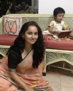 Ishika Singh Instagram - Happy onam to everyone . As I was busy posing next to onam flower decor my baby gal was busy eating Kerala famous banana 🍌 chips . #onamsaree #onamdress #onamspecial #onamfestival #onam2021 
#onamfestivalcelebration #onamflowercarpet #babyandme #momanddaughter #pari