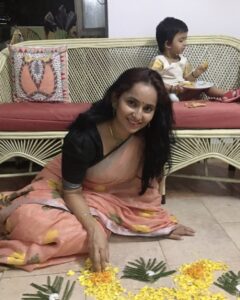Ishika Singh Instagram - Happy onam to everyone . As I was busy posing next to onam flower decor my baby gal was busy eating Kerala famous banana 🍌 chips . #onamsaree #onamdress #onamspecial #onamfestival #onam2021 
#onamfestivalcelebration #onamflowercarpet #babyandme #momanddaughter #pari