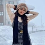 Janani Iyer Instagram – Cold hands, warm heart, can’t lose! 🤍 #traveldiaries2022 
📸 – Buddy boy @thetravelleraa 
Outfit – My very own @thehazelavenue Gulmarg, Kashmir