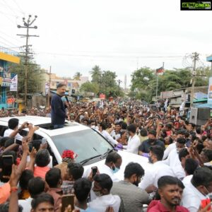 Kamal Haasan Instagram - பிரச்சார வேனுக்கு சக்கரங்களே தேவையில்லாதபடி மக்கள் வெள்ளத்தில் நீந்திச் செல்கிறேன். மைக் பிடித்திருப்பவர்கள் தான் உறுதிமொழிகள் கொடுப்பார்கள். ஆனால், செல்லுமிடமெல்லாம் மக்களின் உறுதியான மொழிகளை வாழ்த்தாகப் பெறுகிறேன். நாளை நமதே என நான் முழங்கினால், நிச்சயம் நமதே என்கிறார்கள் மக்கள்.