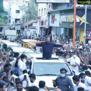 Kamal Haasan Instagram - பிரச்சார வேனுக்கு சக்கரங்களே தேவையில்லாதபடி மக்கள் வெள்ளத்தில் நீந்திச் செல்கிறேன். மைக் பிடித்திருப்பவர்கள் தான் உறுதிமொழிகள் கொடுப்பார்கள். ஆனால், செல்லுமிடமெல்லாம் மக்களின் உறுதியான மொழிகளை வாழ்த்தாகப் பெறுகிறேன். நாளை நமதே என நான் முழங்கினால், நிச்சயம் நமதே என்கிறார்கள் மக்கள்.