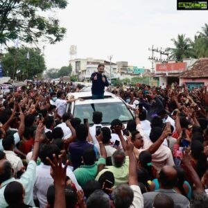 Kamal Haasan Instagram - பிரச்சார வேனுக்கு சக்கரங்களே தேவையில்லாதபடி மக்கள் வெள்ளத்தில் நீந்திச் செல்கிறேன். மைக் பிடித்திருப்பவர்கள் தான் உறுதிமொழிகள் கொடுப்பார்கள். ஆனால், செல்லுமிடமெல்லாம் மக்களின் உறுதியான மொழிகளை வாழ்த்தாகப் பெறுகிறேன். நாளை நமதே என நான் முழங்கினால், நிச்சயம் நமதே என்கிறார்கள் மக்கள்.