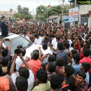 Kamal Haasan Instagram - பிரச்சார வேனுக்கு சக்கரங்களே தேவையில்லாதபடி மக்கள் வெள்ளத்தில் நீந்திச் செல்கிறேன். மைக் பிடித்திருப்பவர்கள் தான் உறுதிமொழிகள் கொடுப்பார்கள். ஆனால், செல்லுமிடமெல்லாம் மக்களின் உறுதியான மொழிகளை வாழ்த்தாகப் பெறுகிறேன். நாளை நமதே என நான் முழங்கினால், நிச்சயம் நமதே என்கிறார்கள் மக்கள்.
