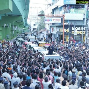 Kamal Haasan Instagram - பிரச்சார வேனுக்கு சக்கரங்களே தேவையில்லாதபடி மக்கள் வெள்ளத்தில் நீந்திச் செல்கிறேன். மைக் பிடித்திருப்பவர்கள் தான் உறுதிமொழிகள் கொடுப்பார்கள். ஆனால், செல்லுமிடமெல்லாம் மக்களின் உறுதியான மொழிகளை வாழ்த்தாகப் பெறுகிறேன். நாளை நமதே என நான் முழங்கினால், நிச்சயம் நமதே என்கிறார்கள் மக்கள்.