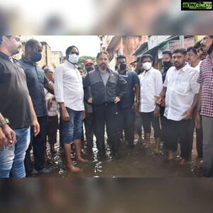 Kamal Haasan Instagram - தரமணி தந்தை பெரியார் நகர் & சாஸ்திரி நகர், வேளச்சேரி அம்பேத்கர் நகர், மேற்கு மாம்பலம் காந்தி தெரு, வடிவேல்புரம் ஆகிய பகுதிகளில் வெள்ளபாதிப்புகளைப் பார்வையிட்டு, மழையினால் பாதிக்கப்பட்டவர்களுக்கு மக்கள் நீதி மய்யம் சார்பாக நிவாரணப் பொருட்களை வழங்கினேன்.