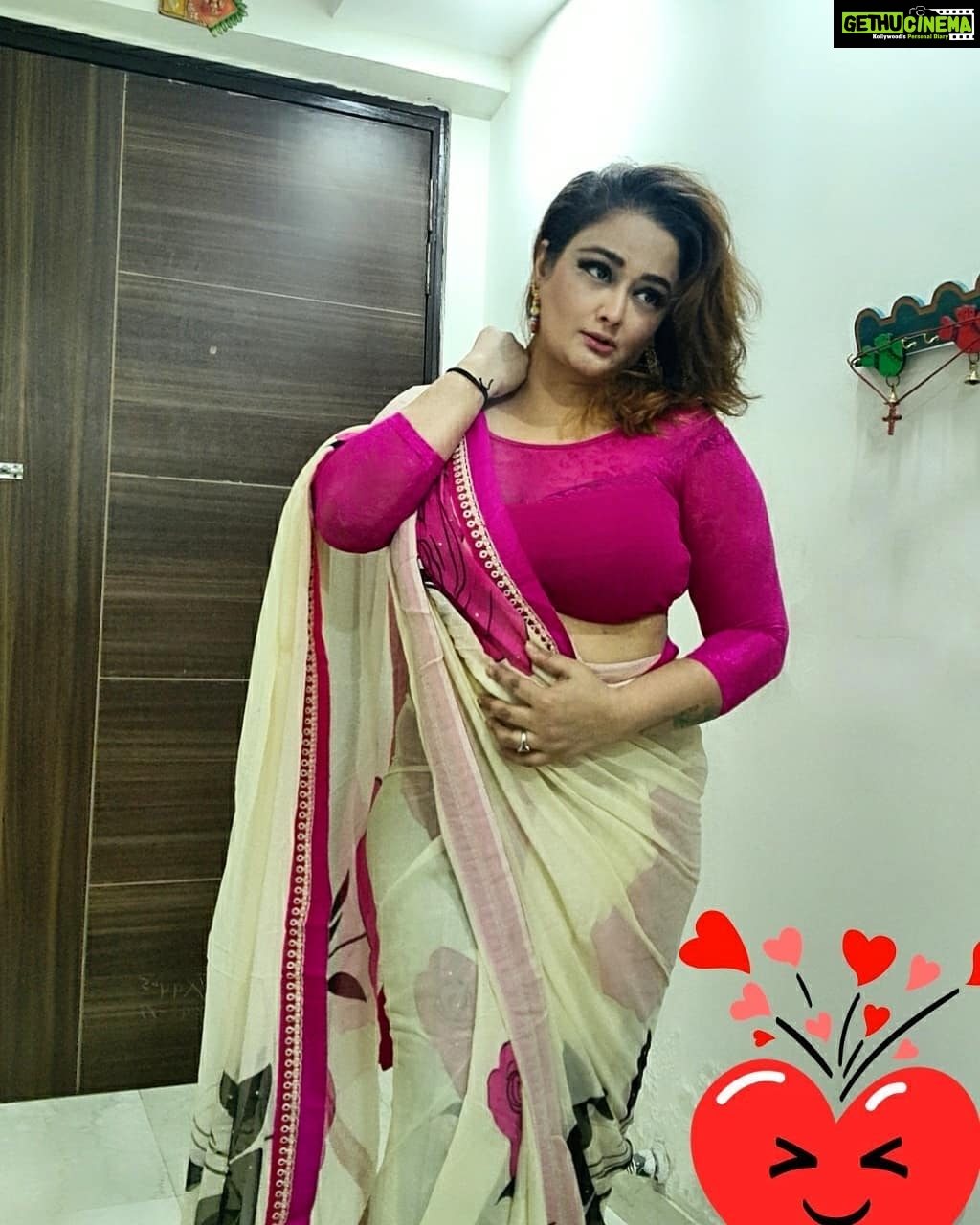 Kiran Rathod Instagram - Beautiful Naari in a Beautiful Saree 😍 #saree# ...