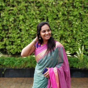 Lakshmi Priyaa Chandramouli Instagram - Today was temple visit day. I wanted to wear something new for it but also wanted it to be comfortable. Chose this lovely saree called 'Kaatril' made by @rasaalidesigns for it. It's Khadi cotton. Made from handspun cotton by weavers. Loved it! Last few months I've been particularly trying to pick sarees that are not machine made, that are handloom, direct from the weavers. This one fit right in and I absolutely enjoyed wearing it. Kudos to brands like @rasaalidesigns who focus on getting hand woven sarees to customers! Huge thumbs up! 
#HandMadeWithLove #Weavers #RaasaliDesigns #Kaatril #TempleVisits #Local #KhadiCotton #SareeLove #HandLoomSaree #NoFilter #NoMakeup
