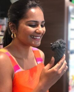 Lakshmi Priyaa Chandramouli Instagram - Find yourself a girl/boy who looks at you the way I look at ice cream! ❤️
#Vacay #IceCream #BlackIceCream #summer #Oslo #EuroTrip #TheEpicTrip #TravelStories #Traveller #Joy #SugarRush #HolidayWeight #Love #Happyness