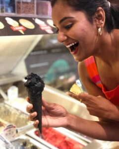 Lakshmi Priyaa Chandramouli Instagram - Find yourself a girl/boy who looks at you the way I look at ice cream! ❤️
#Vacay #IceCream #BlackIceCream #summer #Oslo #EuroTrip #TheEpicTrip #TravelStories #Traveller #Joy #SugarRush #HolidayWeight #Love #Happyness