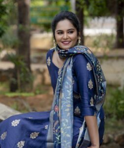 Lakshmi Priyaa Chandramouli Instagram - When was the last time you did something for the first time? :) 
👗@magizham_boutique
📸 @kiransaphotography
 💄@priyadharshini.makeupartist #RandomTuesdayPost #SomethingToThinkAbout #StayHomeStaySafe #TakeCare #SurpriseYourself #LakshmipriyaaChandramouli #ActorsLife #Photoshoot #NewAdventuresBegin #GratitudeAlways