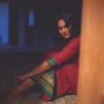 Lakshmi Priyaa Chandramouli Instagram - I can't stop looking at how stunning these photographs look. Just the lighting, the ambiance and the compositions. Every photographer has a something unique about them and my absolutely gorgeous @shalinivijayakumar_ is a story teller. She just finds stories in the lighting, in the frames and in the subject as well. She makes you absolutely at ease and then weaves her magic. Check our her work @cameraderie.photography! You are so talented Shaluma.. waiting to do more work with You!