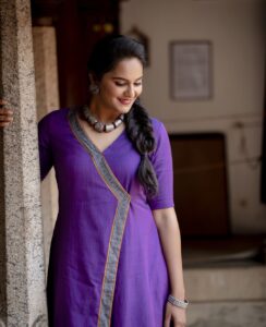 Lakshmi Priyaa Chandramouli Instagram - Because... Why not? 
Happy weekend y'all :) 

📸 @kiransaphotography 
Shot for @magizham_boutique 
MUA: @priyadharshini.makeupartist 
Hair: @mani_hairstylist
Assisted by @anupamasindhia

#LakshmipriyaaChandramouli #photoshoot #ActorsLife #Pose #TGIF #IDontKnowWhatHashTagToPut