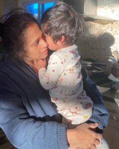 Lakshmy Ramakrishnan Instagram - That is a butterfly kiss from #BigBrother, Ved has a little sister now❤️we are grand parents again ❤️ our little princess is here🙏🙏