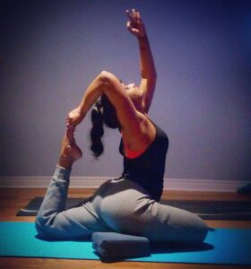 Madhumila Instagram - One leg king pigeon🤘💝
#onelegkingpigeonpose #yogagirl #yoga #torontoyoga