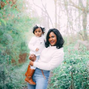 Madhumila Instagram - Happy family day❤
Family pictures needs some extra work/effort 😅
And @capturesbyanu  knows the job! Thank you❤🤗
.
.
.
.
#familyday #familyphotography #mathumila #officialmathumila