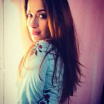 Madhuurima Instagram - Aise na mujhe tum dekho. Seene se lagalungi. Tumko mei churalungi tumse. Dil mei basalungi!! 🤣🤣🤣❤️#divyadrishti #pinkvilla #eyes #beauty #jewellery #love #picoftheday #potraitphotography #bollywood #tollywood #actorslife #salwarkameez #indianwear #shy #gratitude #unicorn #style #webstagram #instantbollywood #nudemakeup #jewellery. Outfit @kharidomagarpyaarse