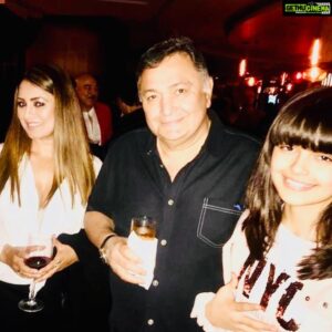 Mahima Chaudhry Instagram - As if the world didn’t have enough sorrow...now I’m heartbroken..! In less than 24 hours 2 great souls , brilliant actors ...gone.! may you rest in peace ..u will be missed irfan I’m proud to have worked with you though not many got to see that film .. everytime we met we laughed at our choice... not today I will cherish my encounter with you and rishi sir I’m glad I made it that evening to marriot on 30 th oct 2019 ...you looked fantastic and I would have never thaught u would leave so soon I thank our friend shashi ranjan for dragging me out to his bday that day. You had me and my daughter Ariana in splits with your wit . Gosh you will be missed forever! JW Marriott Mumbai Juhu