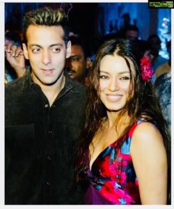 Mahima Chaudhry Instagram - Its friday the 13 th . Thats my number “ 13 “ born on a 13 th isnt enough to qualify me as a devil... its that killer smile i get on my face sometimes... thats a giveaway... a throwback with the human...during bagbaan #bollywood#bagbaan#smile#😘🤗#bollywoodactor#instantbollywood