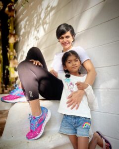 Mandira Bedi Instagram - Hangin’ with my girl post workout. ❤️🧿
.
.
.
#talapala #tara  @brooksrunningindia @kartikshah190189