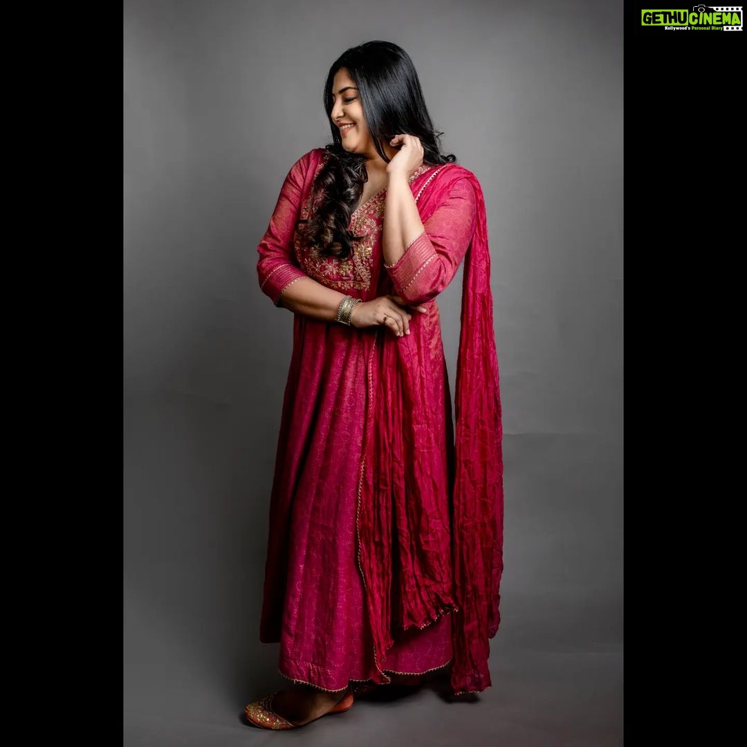 Gorgeous Nepali bride's traditional wedding look ✨ ⭐️Hair & makeup:  @arden_the_beauty_ ⭐️Photograph… | Bridal photography poses, Wedding photos  poses, Bridal photos