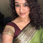 Misha Ghoshal Instagram - My mom wore this saree about 32yrs back for her wedding reception and now m wearing it ❤️ she says, wat is hers is mine 🥰 Simplicity is an art ☀️ #saris #goodmorning #goodvibes #happyweekend 🥰