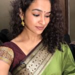 Misha Ghoshal Instagram - My mom wore this saree about 32yrs back for her wedding reception and now m wearing it ❤️ she says, wat is hers is mine 🥰 Simplicity is an art ☀️ #saris #goodmorning #goodvibes #happyweekend 🥰