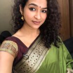 Misha Ghoshal Instagram - My mom wore this saree about 32yrs back for her wedding reception and now m wearing it ❤️ she says, wat is hers is mine 🥰 Simplicity is an art ☀️ #saris #goodmorning #goodvibes #happyweekend 🥰