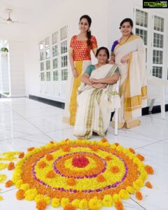 Miya George Instagram - Whole fmly together for Onam celebration.. 
Happiest onam wishes to each one of u ❤