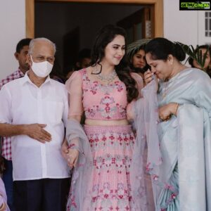 Miya George Instagram - Family ❤

Onion pink shimmery lehenga frm @labelmdesigners
Decor nd events : @labelmsignatureweddings_
Photography: @studio360byplanj
Makeup: @unnips
Hair : @femy_antony_makeup_artist
