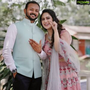 Miya George Instagram - ❤ 
Our dream Betrothal was held at Palai with the artistic help of @labelmdesigners
Reception decor & arrangements by team @labelmsignatureweddings_
Photos by @studio360byplanj