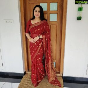 Miya George Instagram - If u r a girl then u have all rights to steal from mom's wardrobe..I think every girl has done that atleast once..Here is the proof of my latest look created using mom's 15 yr old saree.. ❤️
#nostalgicvibes #fashion #momsdress #wardrobestylist #90sfashion #sareefashion