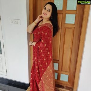 Miya George Instagram - If u r a girl then u have all rights to steal from mom's wardrobe..I think every girl has done that atleast once..Here is the proof of my latest look created using mom's 15 yr old saree.. ❤️
#nostalgicvibes #fashion #momsdress #wardrobestylist #90sfashion #sareefashion