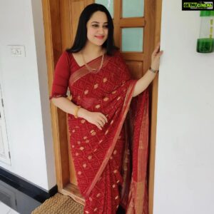 Miya George Instagram - If u r a girl then u have all rights to steal from mom's wardrobe..I think every girl has done that atleast once..Here is the proof of my latest look created using mom's 15 yr old saree.. ❤️
#nostalgicvibes #fashion #momsdress #wardrobestylist #90sfashion #sareefashion