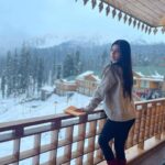 Mouni Roy Instagram - What I see! 👉🏻 what am reading ! #SunMoon-ing