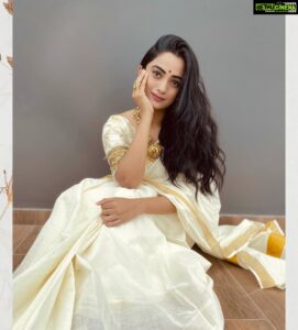 Namitha Pramod Instagram - ഓണാശംസകൾ🌼♥️

Wearing: @t.and.msignature 
Jewellery: @m.o.dsignature